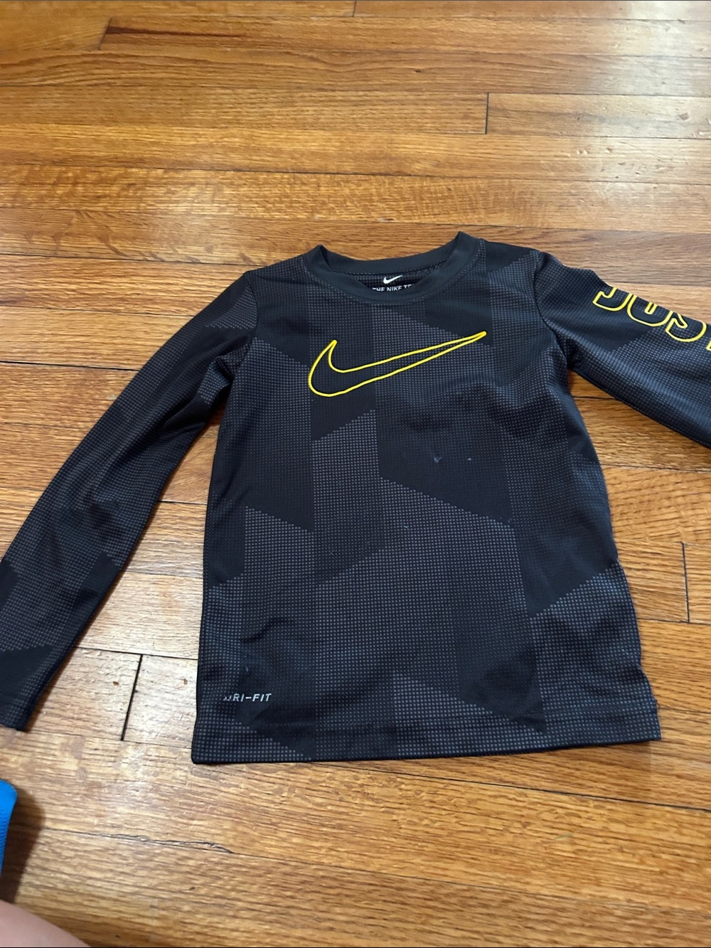Old Navy Boys' Maroon Long-Sleeve Graphic Tee - Marooni - Picture 4 of 10